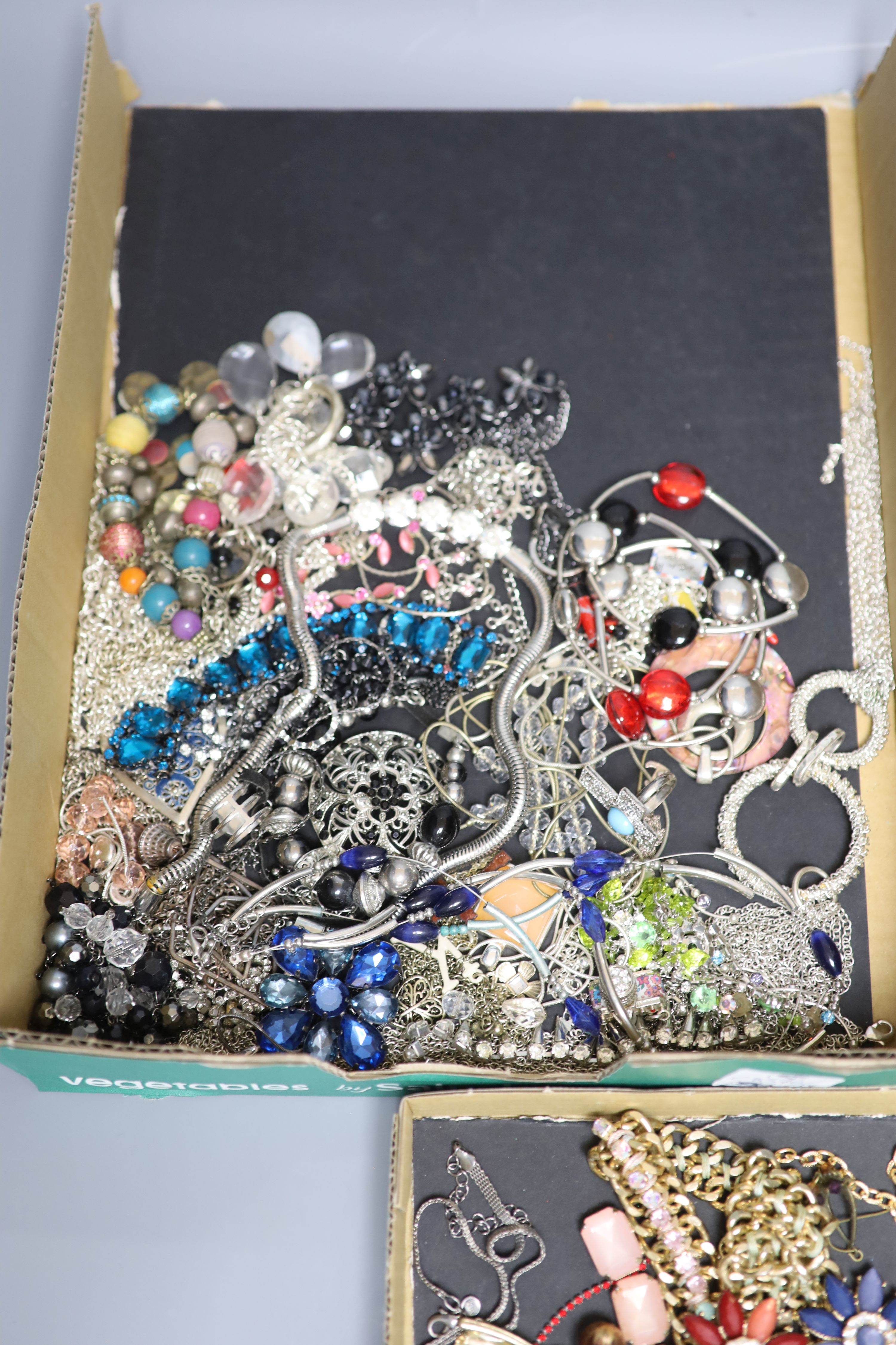 A quantity of assorted costume jewellery.